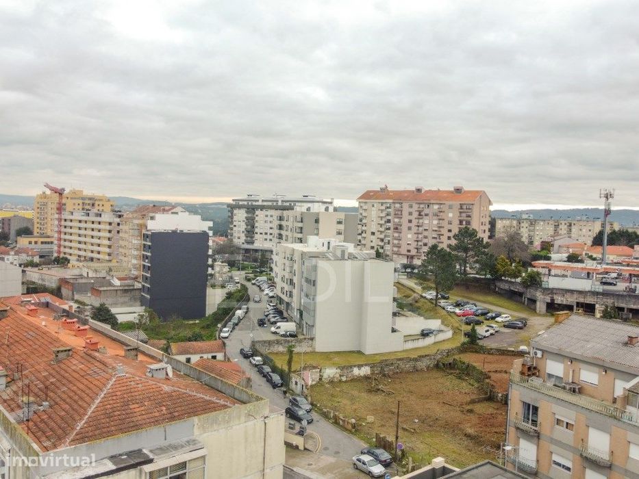 Apartamento T0, com varanda, na Rua Costa Cabral, Porto