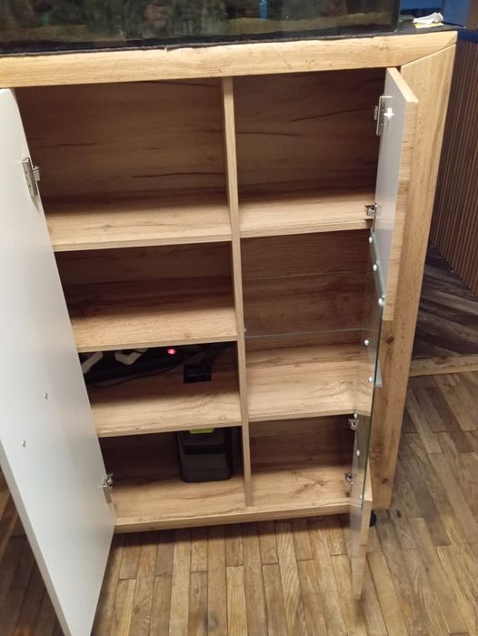 Komoda szafka z półkami.