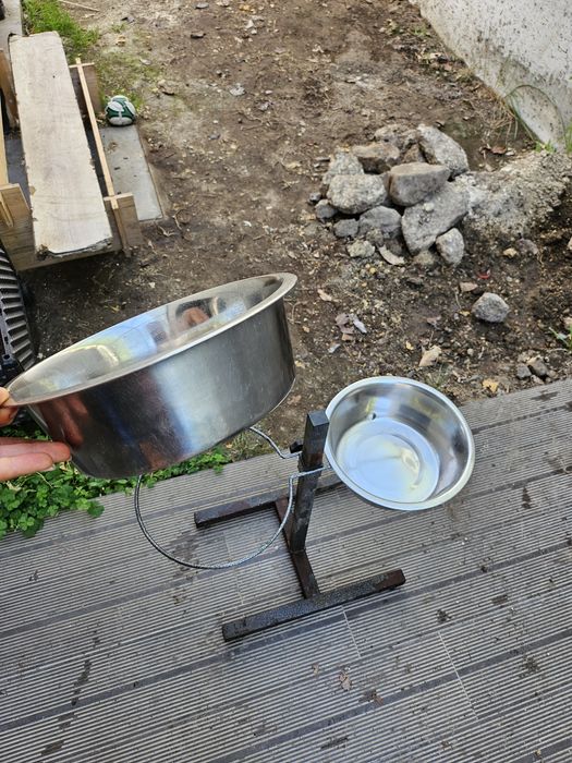 Comedouro ajustável amovível