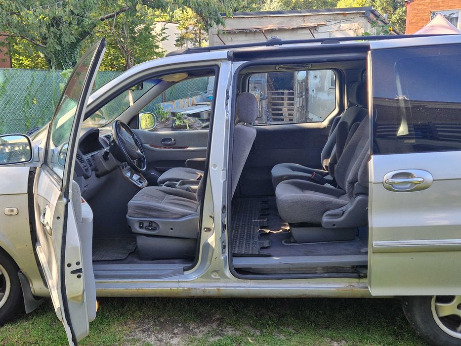 Kia Carnival van
