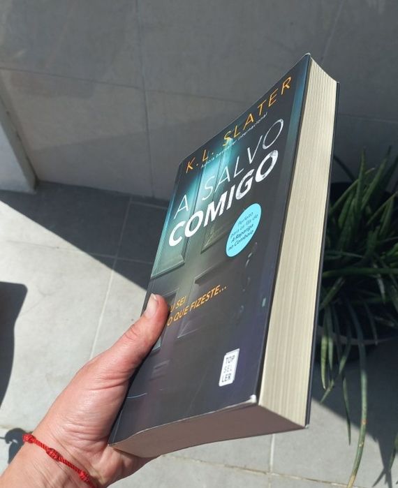 Livro "A salvo comigo" de K.L. Slater