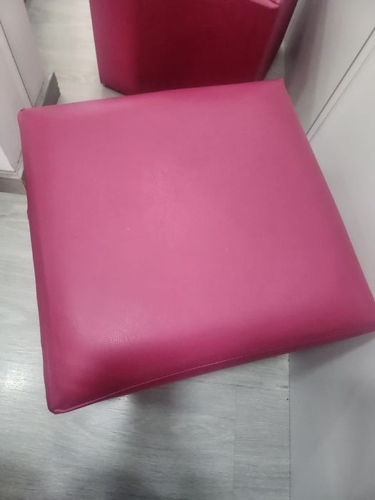 Conjunto de 2 Puffs Quadrados em Pele Sintética – Cor Beringela/Rosa