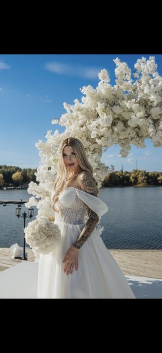 Весільна сукня зі шлейфом та розрізом