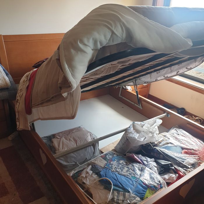 Cama nova de casal com colchão e mesinhas de cabeceira