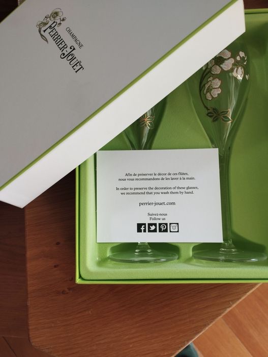 Par de taças de champanhe Perrier-Jouet pintadas à mão na caixa de pre
