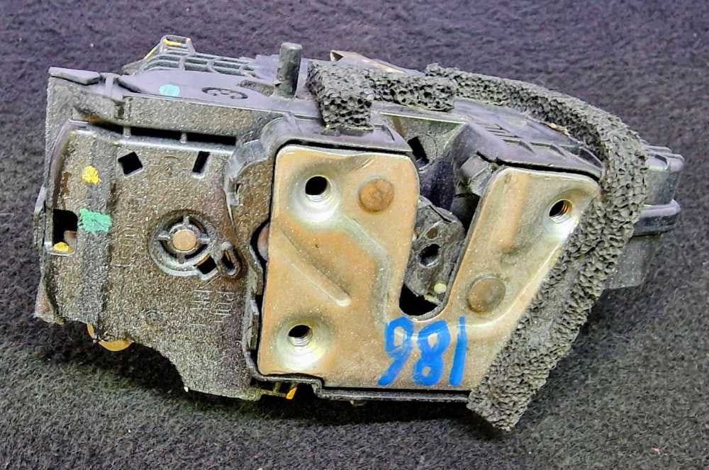Fechadura / Fecho Porta Trás Direito 825004167R - RENAULT CLIO IV