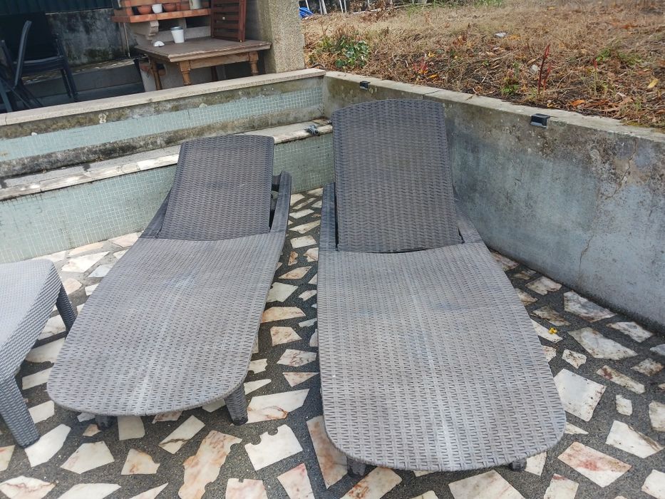 2 espreguicadeiras, cinza escuras