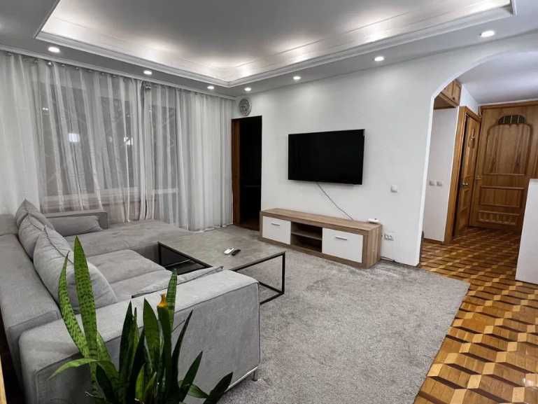 Оренда видова 4-кімнатна квартира/ Центр/ Січеславська Набережна/ ЦИРК