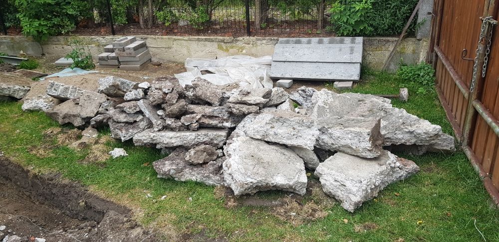 Gruz betonowy z rozbiórki chodnika