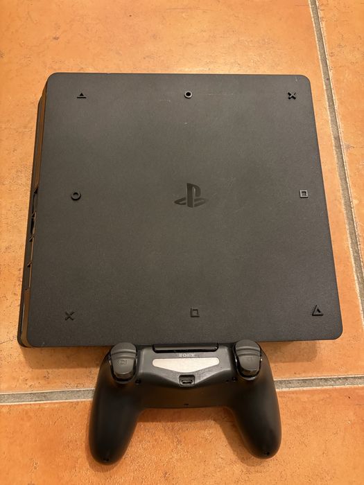 Vendo Playstation 4 com 1TB e com comando