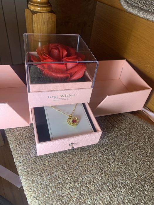 Подарунковий набір Троянда з кулоном в середині