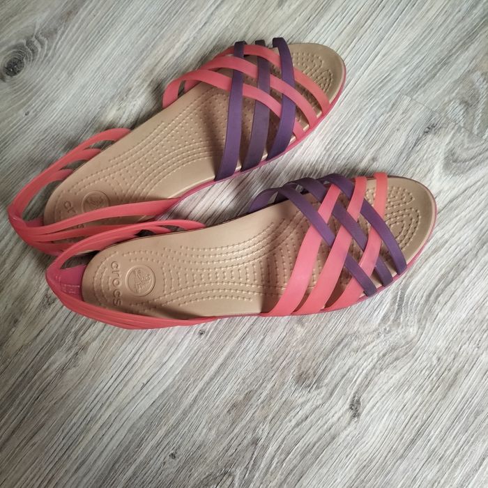 Crocs sandały Huarache Flat W9