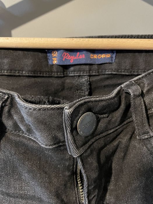 Jeansowe czarne spodnie Cropp