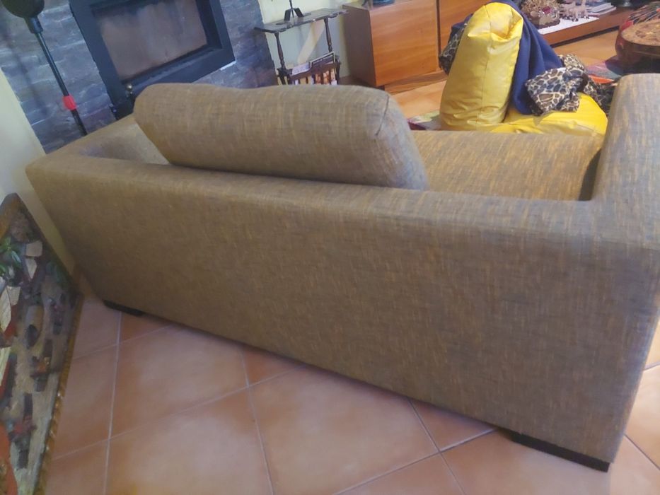 Sofá como novo em tecido mesclado amarelo torrado/azul