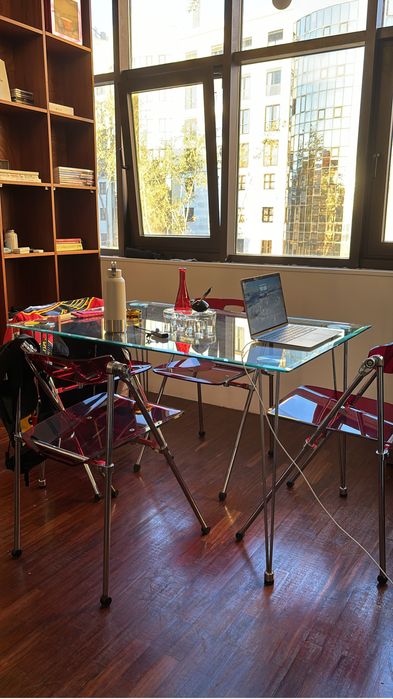 Mesa Vidro com cadeiras acrilico