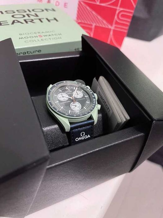 SO33G100 Omega x Swatch Earth Precyzja Geologiczna