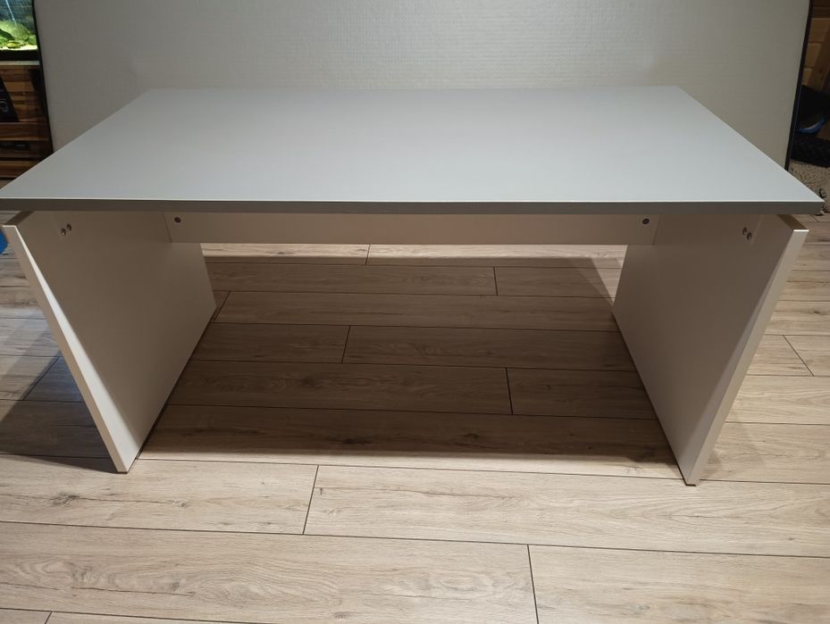 Biurko z dużym blatem