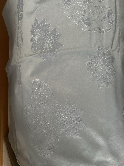 Toalha de mesa cinzenta com burdadod com brilho