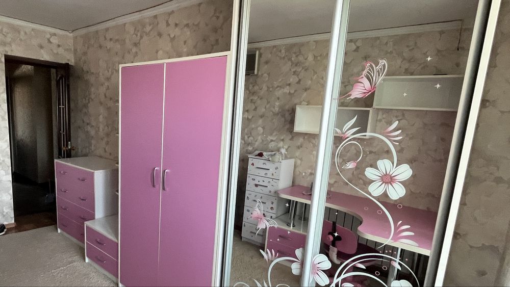 Мебель в детскую ( стол, полки, комод, шкаф вещевой, шкаф с поками )