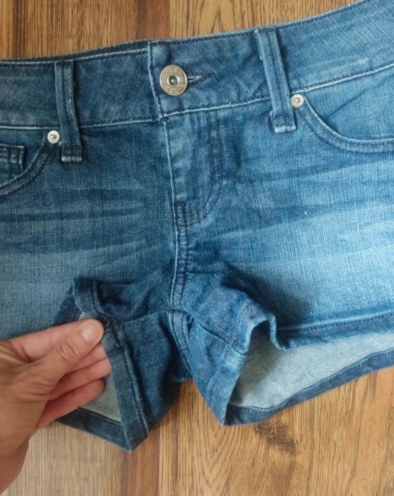Krótkie spodenki Guess S pas około 85-90cm biodrówki