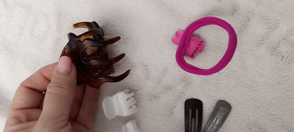 Vários acessórios de cabelo usados