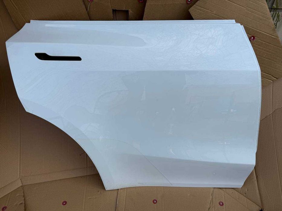 Двері задні праві Tesla model Y