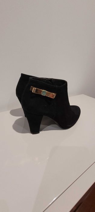 Botins de senhora elegantes e bonitos