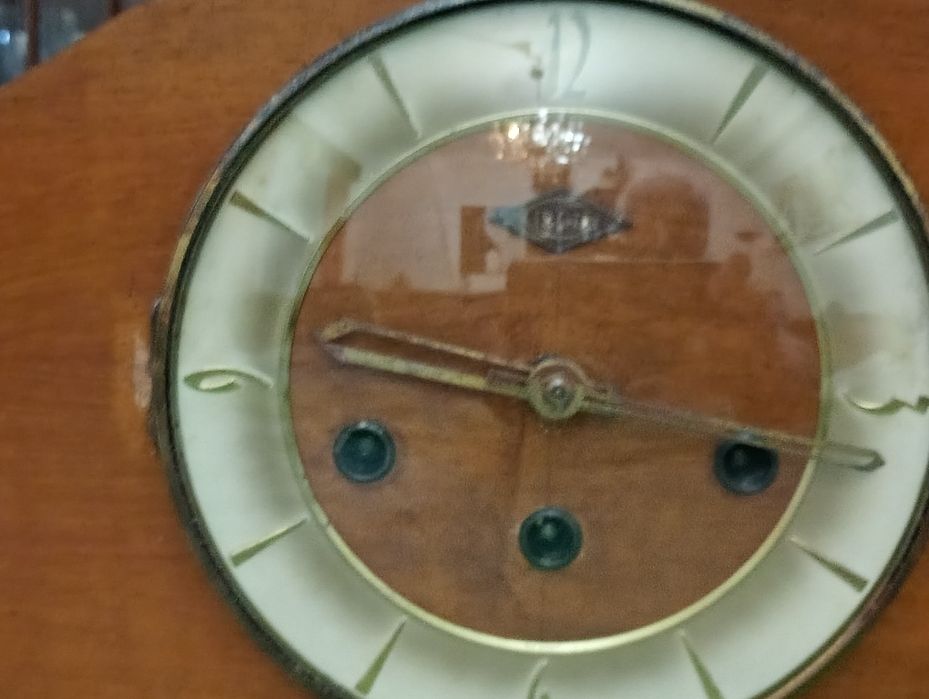 Dois relógios de mesa, a funcionar.