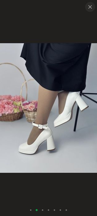 Весільна сукня та туфлі