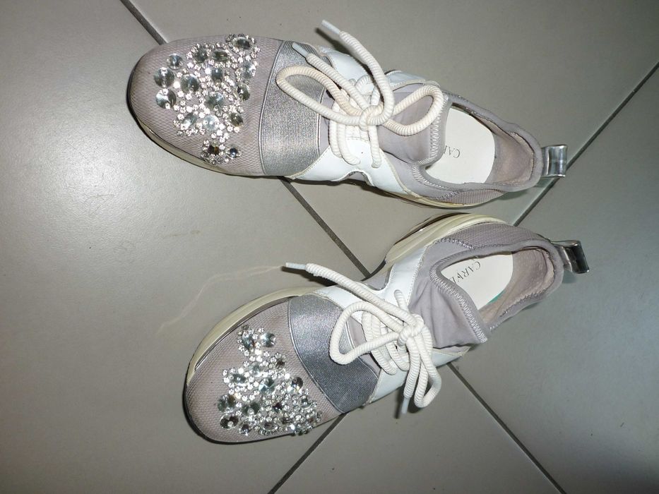 Carvela skórzane sneakersy z kamieniami