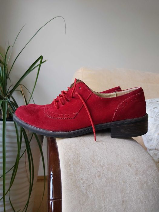 Zamszowe czerwone buty