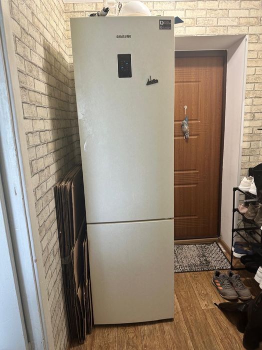 Продам холодильник Samsung RB37J5225EF.