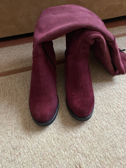 Високі замшеві чоботи