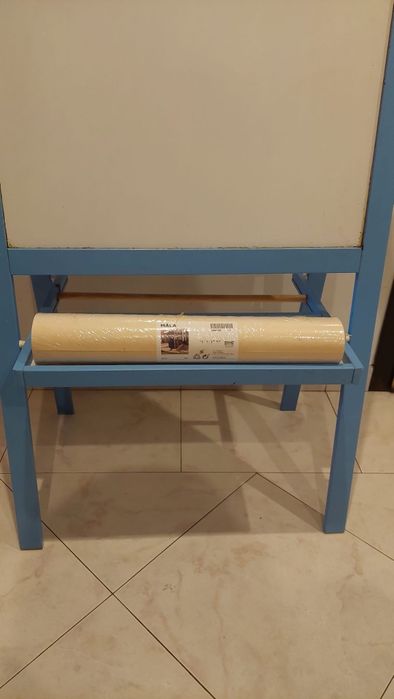 Cavalete Ikea para criança com rolo selado