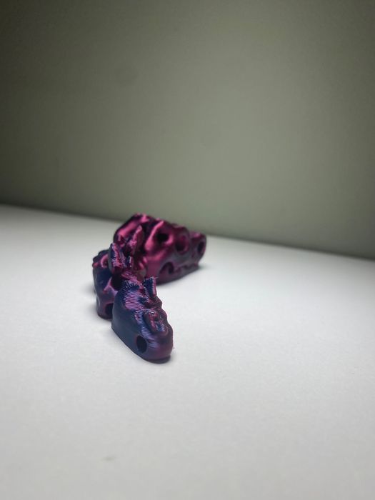 Brelok fioletowo-niebieska czaszka smoka flexi