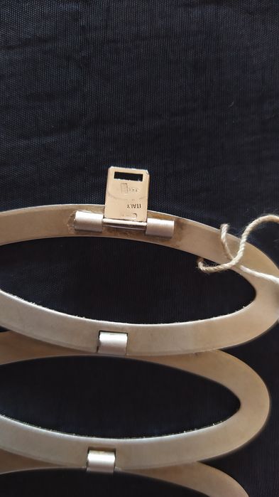 Vários colares e pulseiras em prata