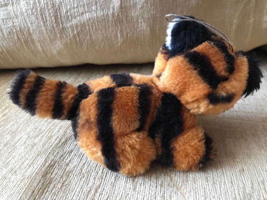 Продам мягкую игрушку тигренка с пищалкой.