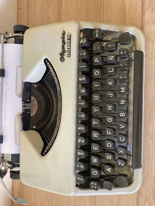 Máquina de escrever   *** Olympia Splendid 33