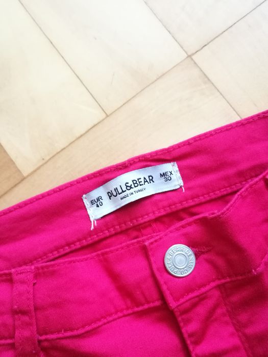 Malinowe spodnie Pull&Bear