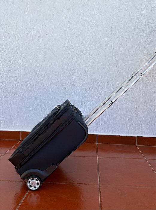 TITAN Trólei estilo piloto preto