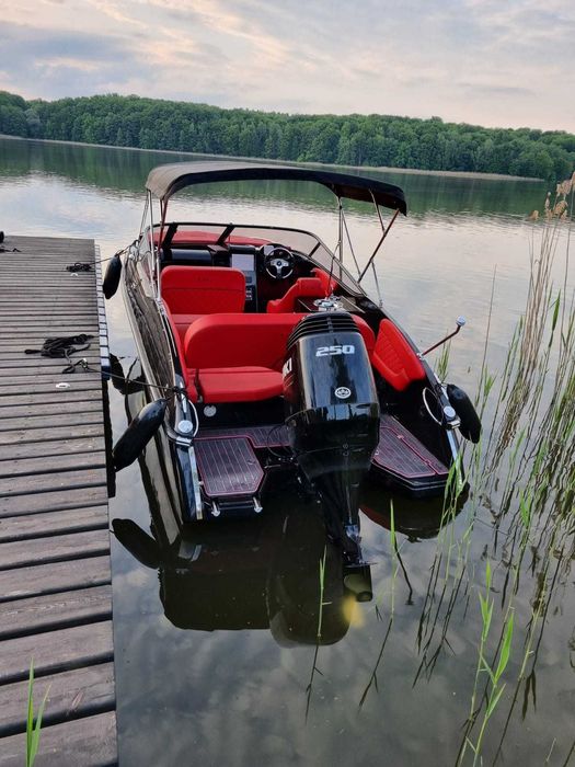 Łódź st. Tropez 6, 250 KM , silnik SUZUKI, skóry, rok 2023  ZIPWAKE ze spaniem