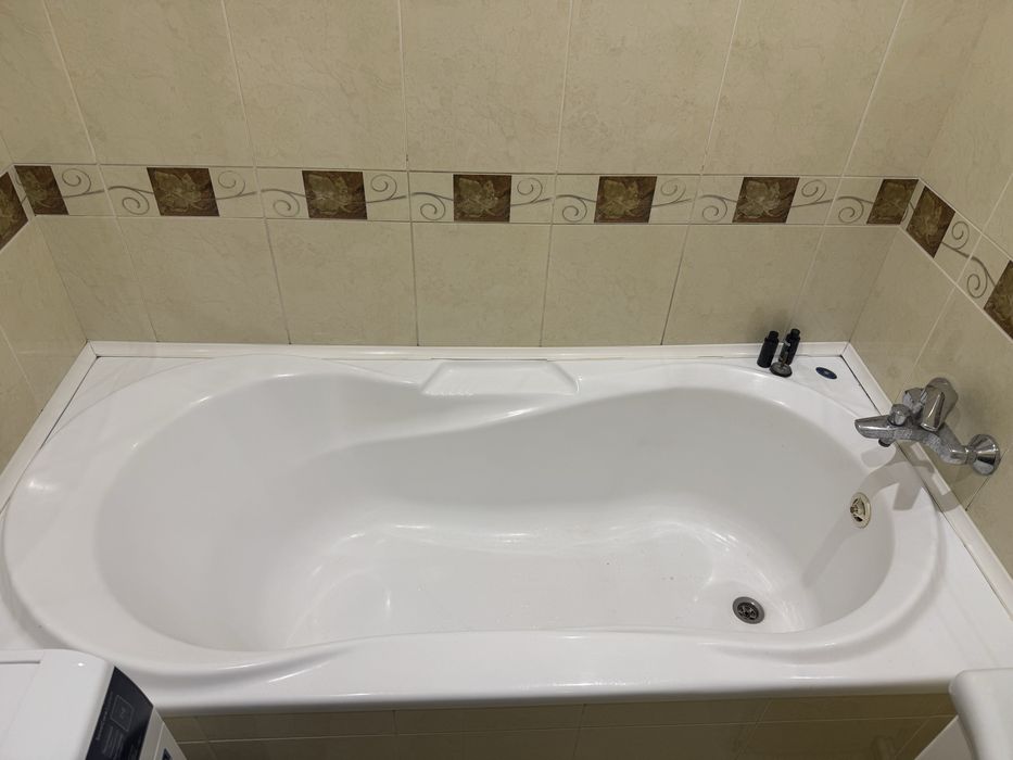 Акрилова ванна у хорошому стані