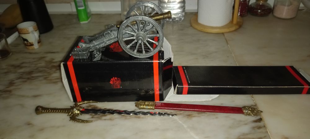 Réplica de canhão e punhal miniatura