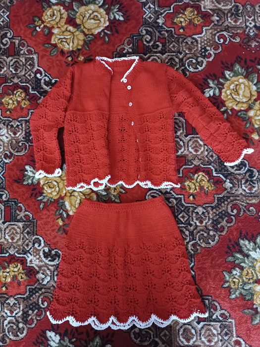 Вязанный костюм на девочку