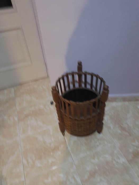 Caixa de Costura com 3 pernas em Vime anos 70