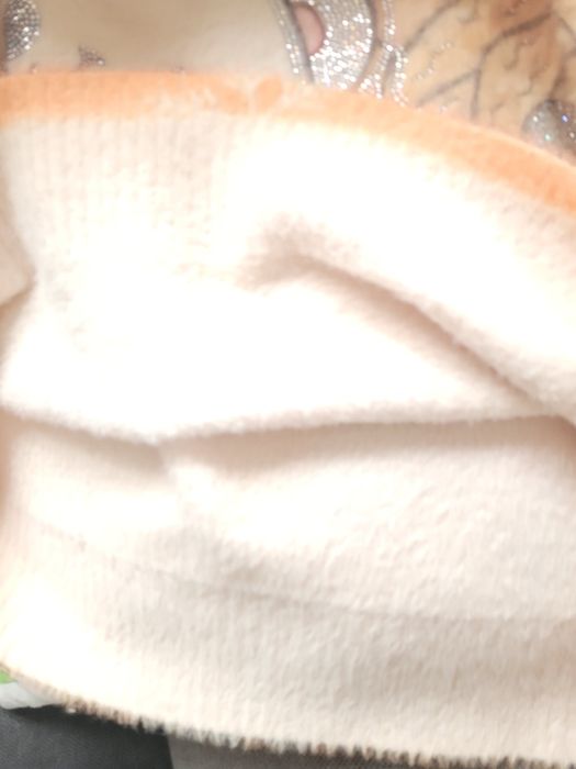 Sweter w misie zdobiony cyrkoniami