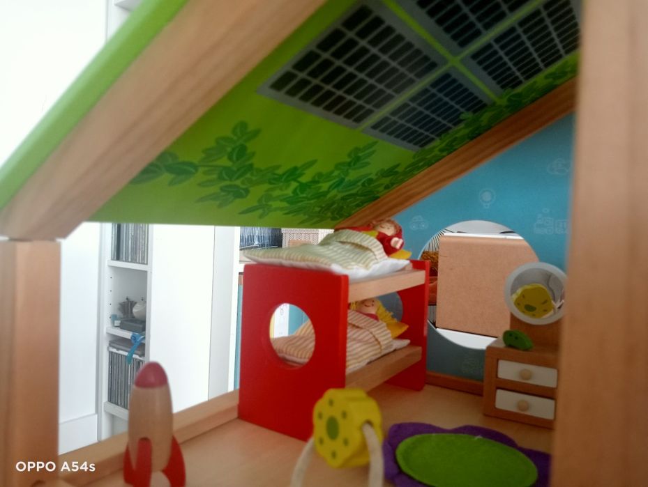Casa de bonecas com muito pouco usopremiada de boa qualidade em madeira marca alemã Hape