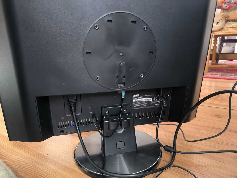 Монитор 22 дюймов , vga dvi sound