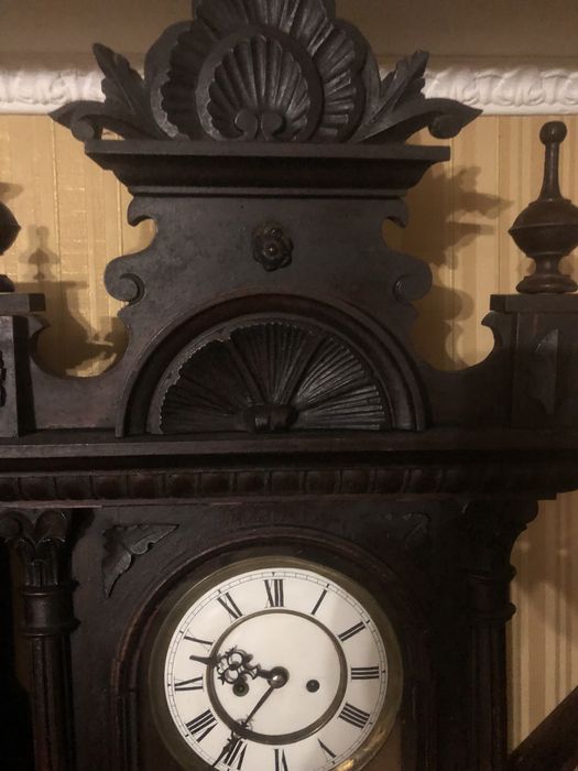 Продам большие настенные часы возрастом 140 лет