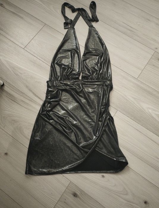 Bluzka idealna na imprezę wiązana na szyję.